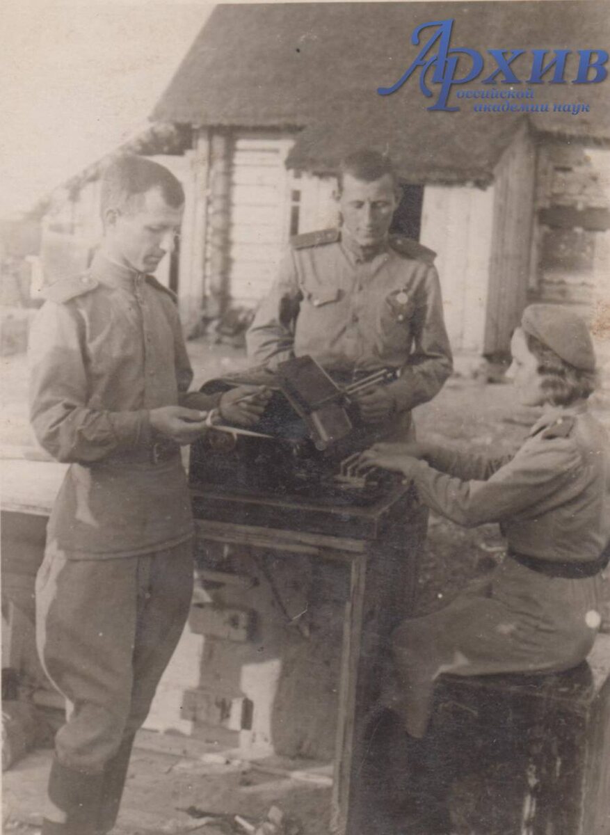 В.Ф. Уткин (в центре) во время налаживания работы телеграфа. [1943 г.].
Архив РАН. Ф. 2274. Оп. 1. Д. [23].