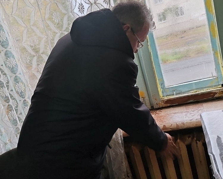     В Курске на улице Гагарина устраняют проблему с завоздушиванием отопительной системы