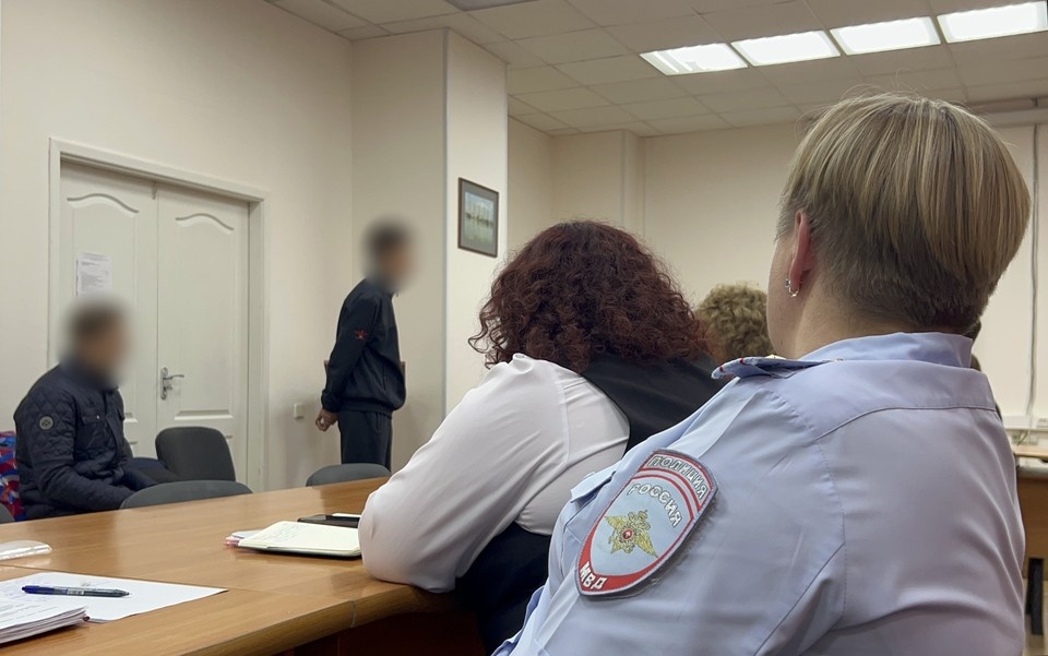    Подростки пришли на комиссию вместе со своими родителями. Фото: пресс-группа УМВД по Екатеринбургу
