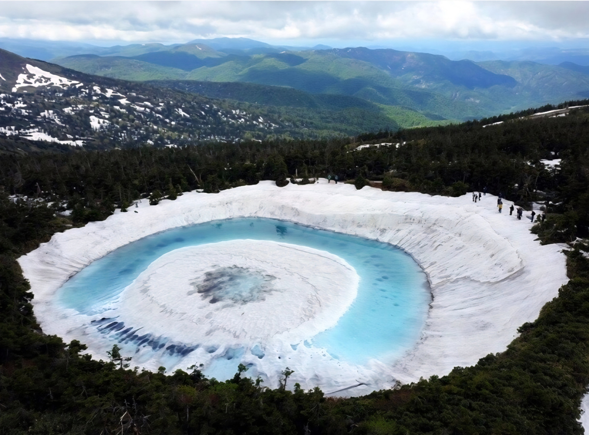 Необыкновенное явление возникает весной на высокогорном пруду Кагами-нума (Зеркальный пруд) на границе префектур Иватэ и Акита возле вершины горы Хатимантай