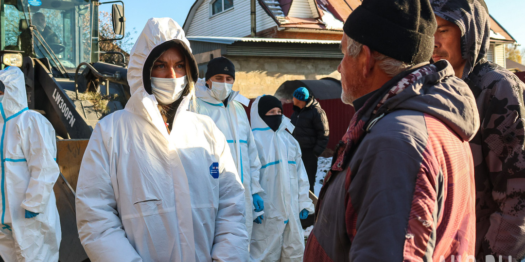 «Хотя бы скажите, чем они больны»: власти изымают у плачущих кемеровчан сотни свиней, но не называют причину. Мы поговорили с хозяевами в очаге эпизоотии