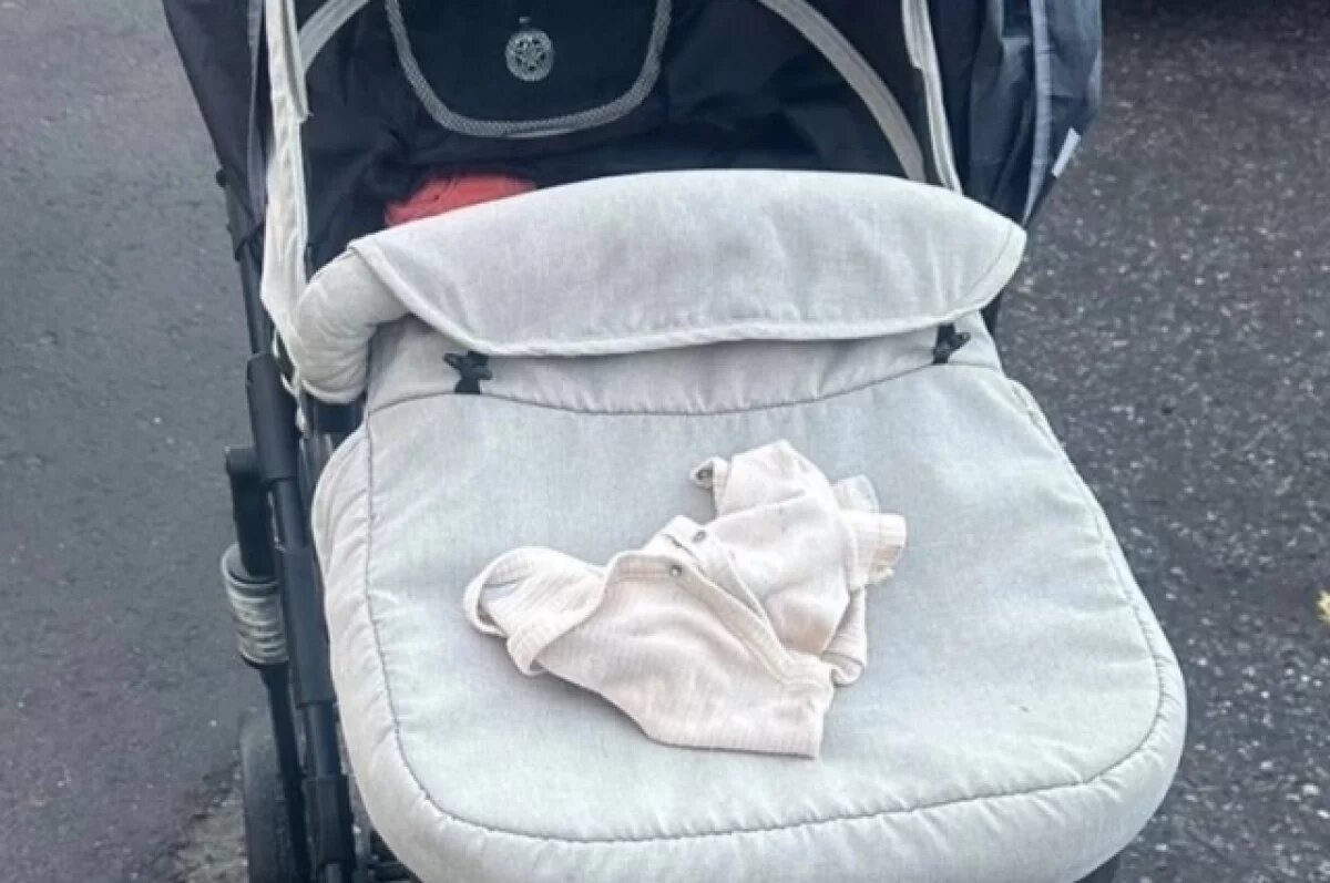    Младенца нашли в коляске у мусорных контейнеров в Санкт-Петербурге