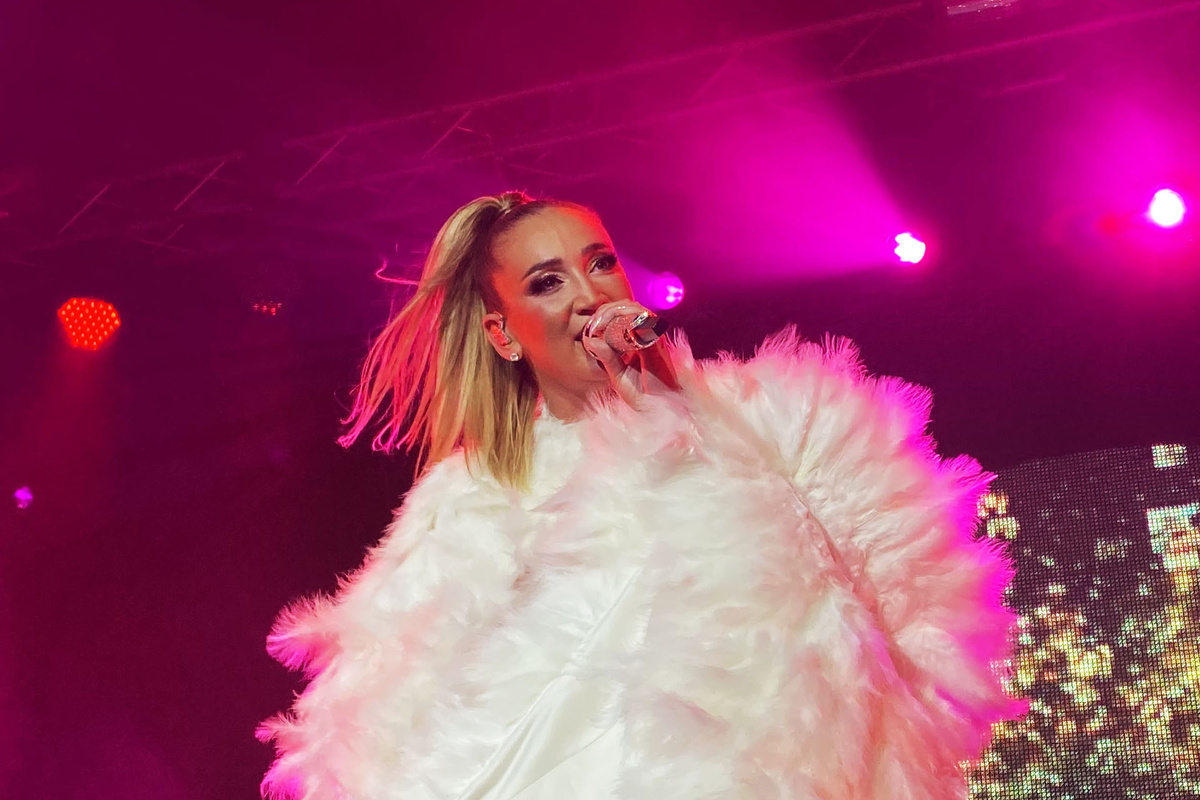 Малахов произнес поздравительную речь и вручил Бузовой букет цветов.  Фото: Фото: ФедералПресс / Анастасия Алимпиева