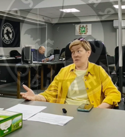 Мама пострадавшей девочки. Фото: скрин видео тг-канал "Русская община".