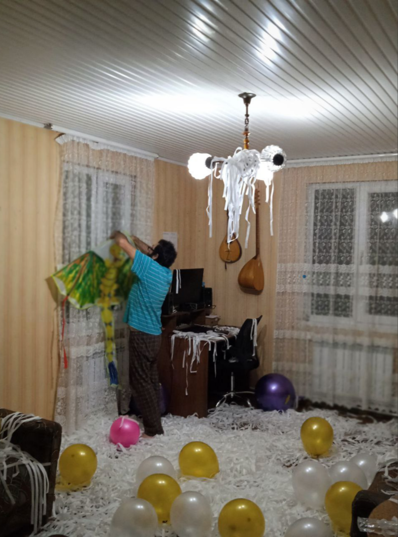 Да и бумажное шоу в сочетании с драконом на окне, воздушными шариками и спрятанными по всей комнате подарочками тоже произвели впечатление.