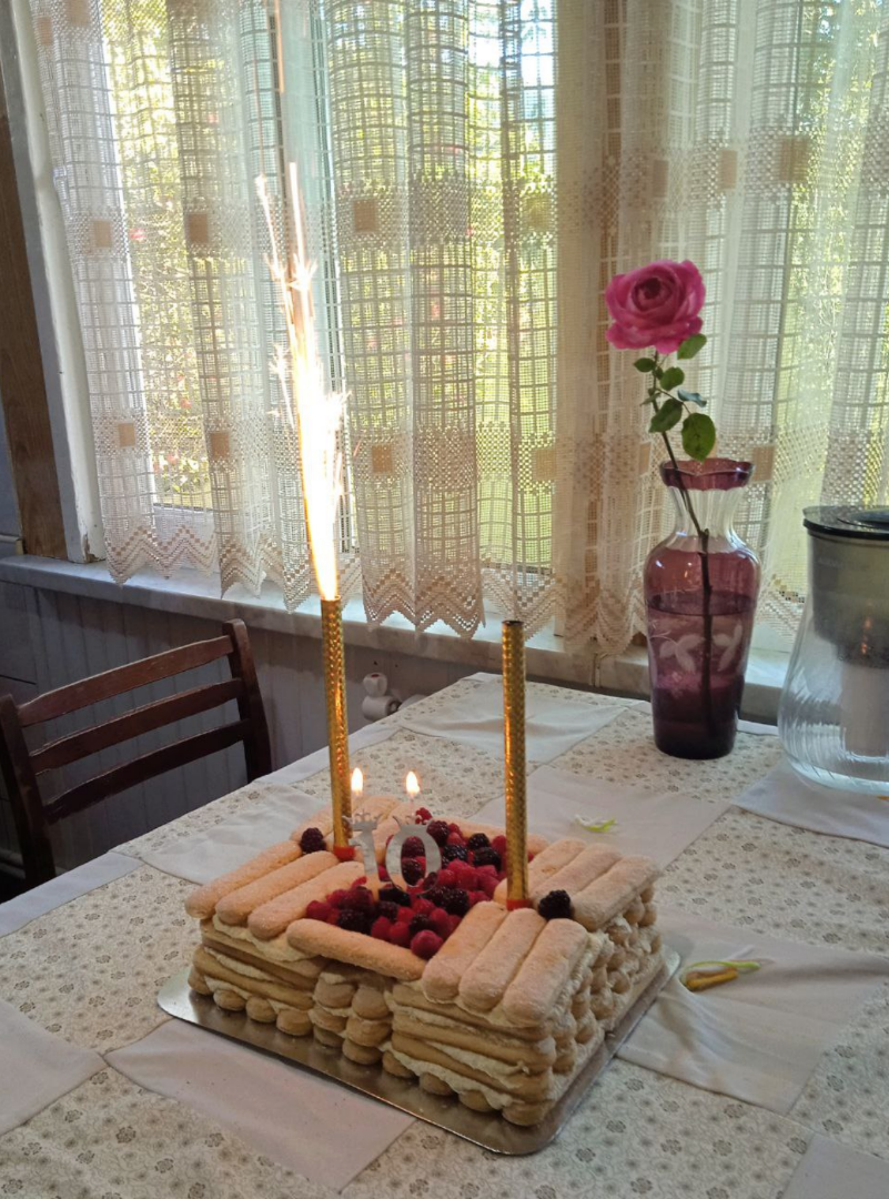 Впрочем, грех жаловаться - торт из итальянских печенек и армянских ягод получился волшебный. 