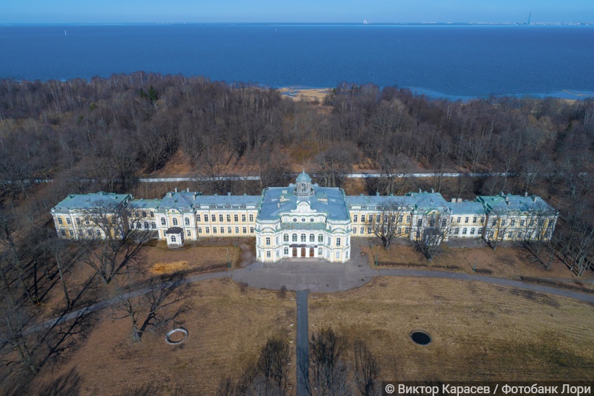 Вид на Знаменский дворец солнечным мартовским днем. Окрестности Санкт-Петербурга (2020 год)