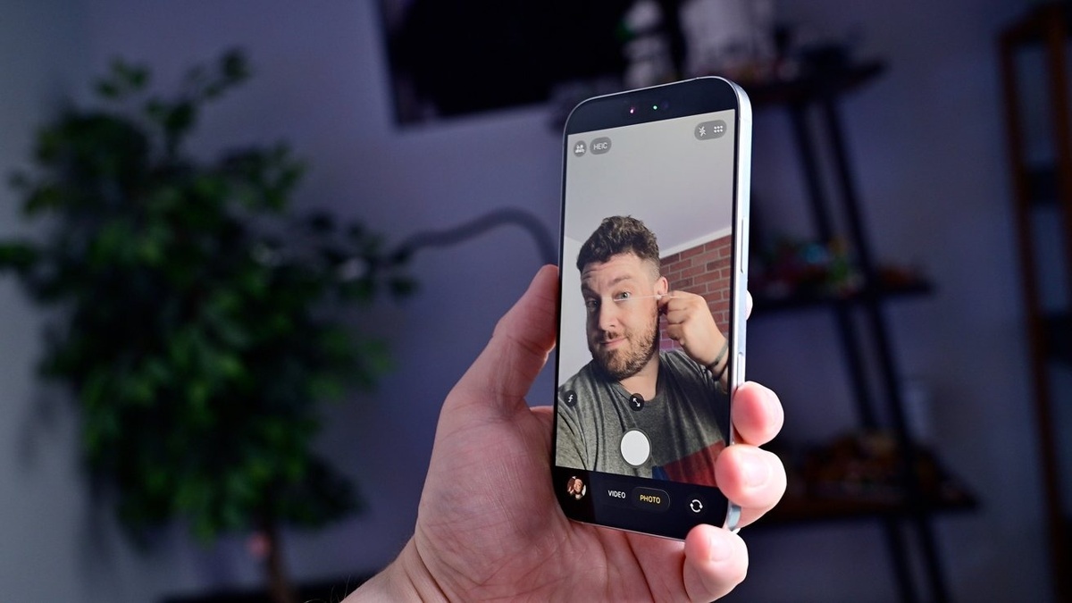    Управлять камерой iPhone теперь можно через AirPods. Изображение: appleinsider.com