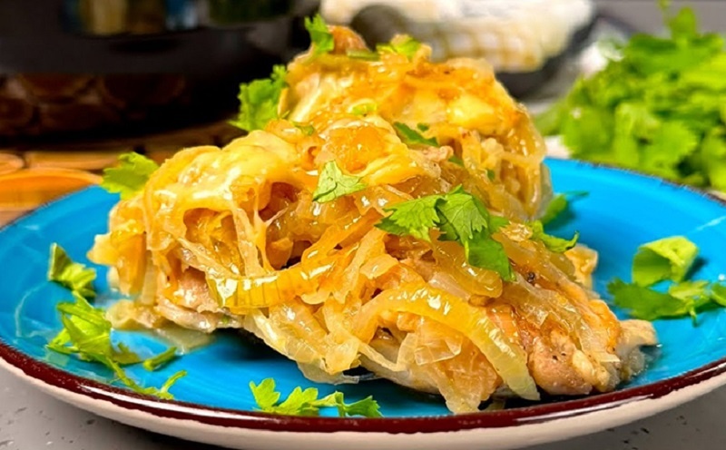 Луковое жаркое по‑французски: как сделать курицу невероятно сочной и ароматной