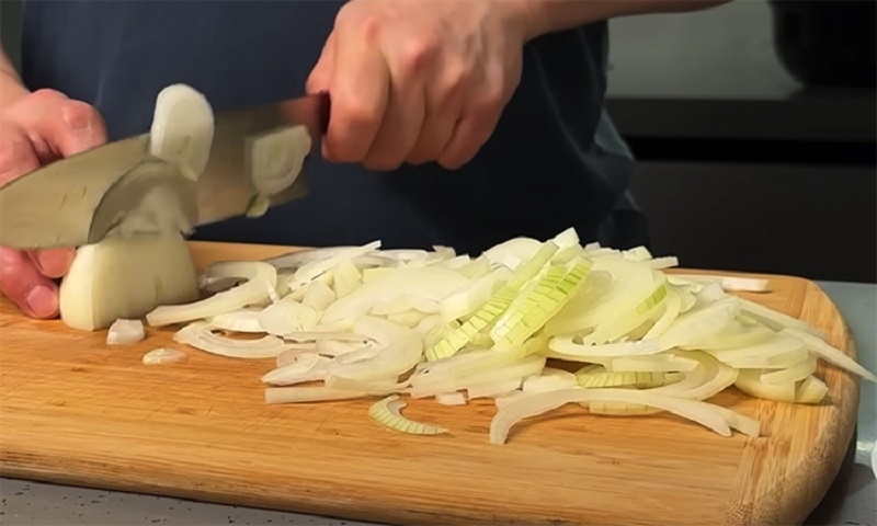 Луковое жаркое по‑французски: как сделать курицу невероятно сочной и ароматной