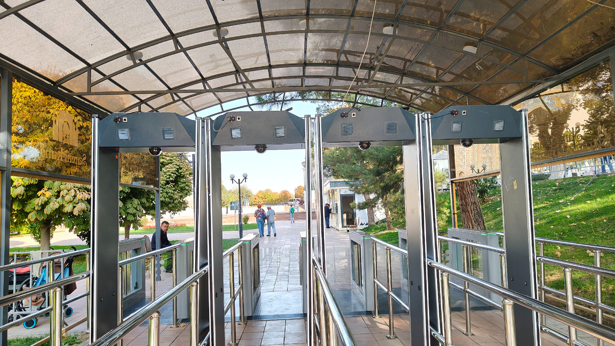 Билет так же прикладываешь 