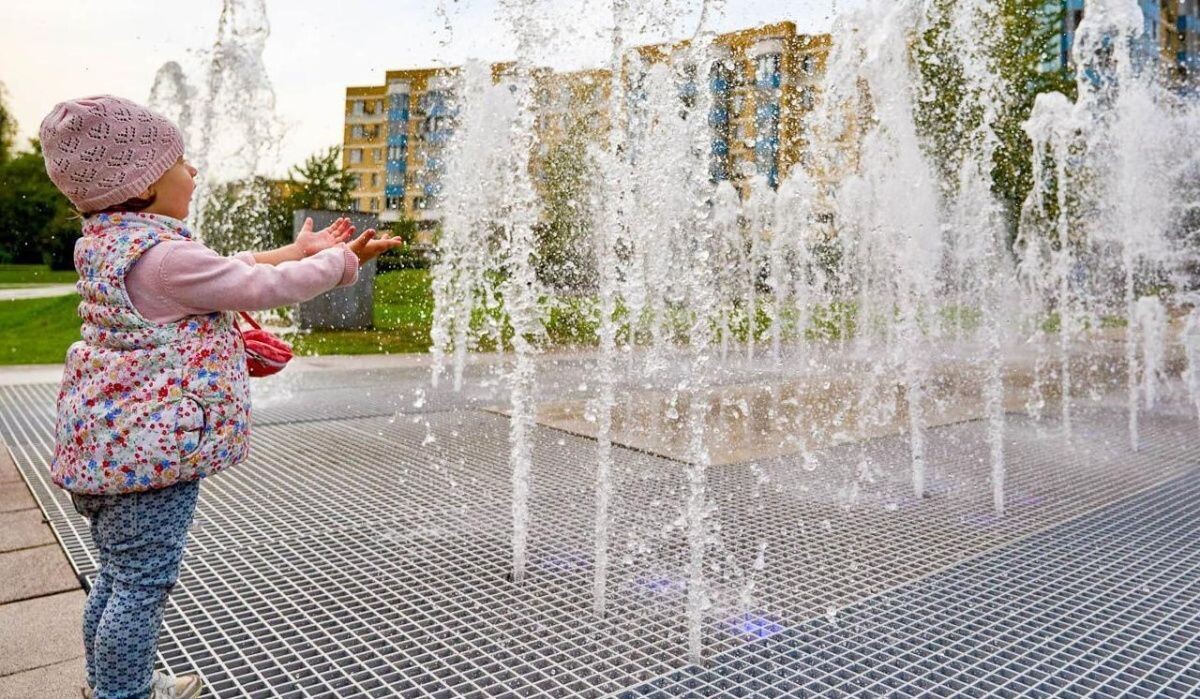     Ребёнок у фонтана. Источник: mos ru Автор фото: Пресс-служба Мэра и Правительства Москвы