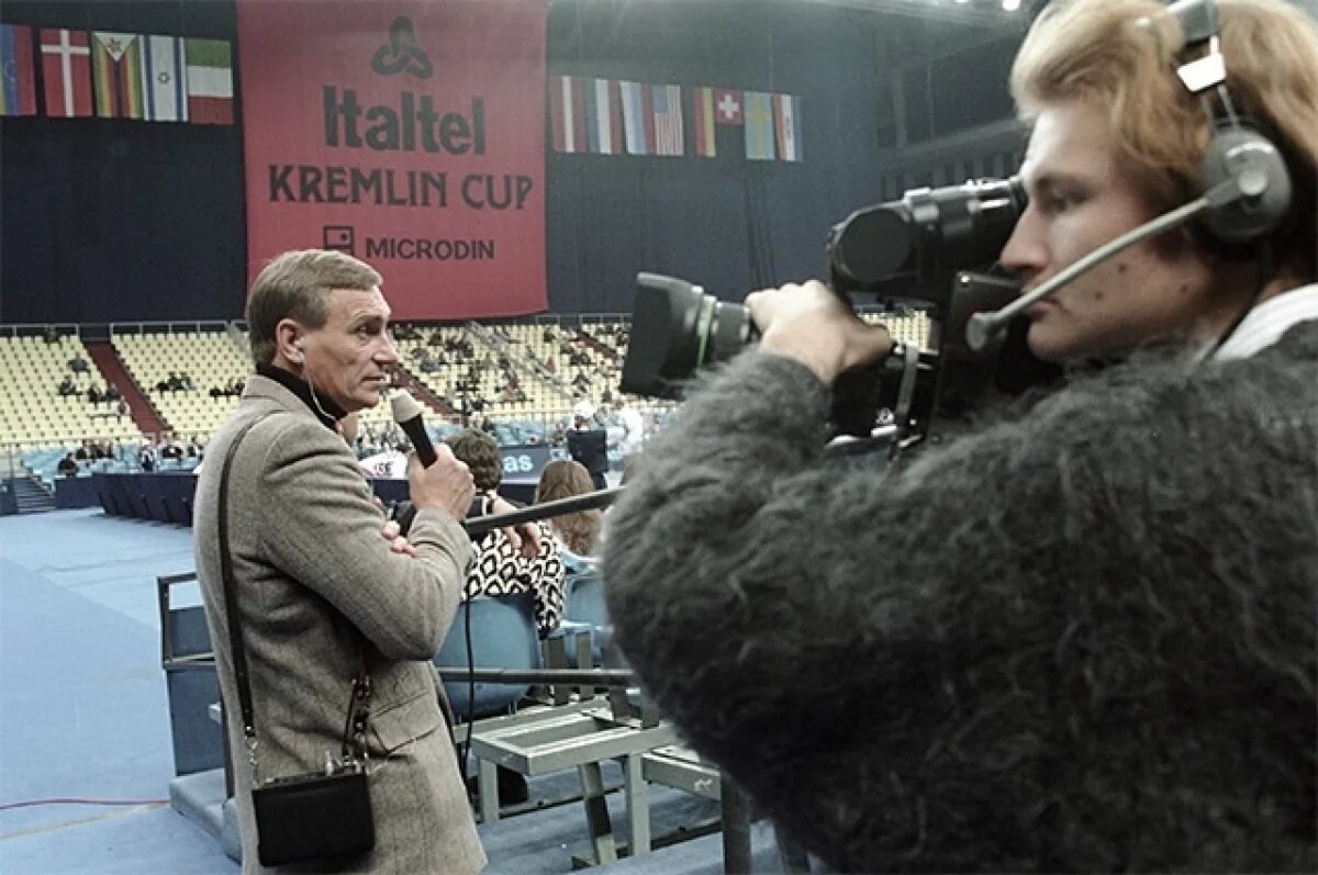    Спортивный комментатор Сергей Ческидов во время теннисного турнира. 1994 г.