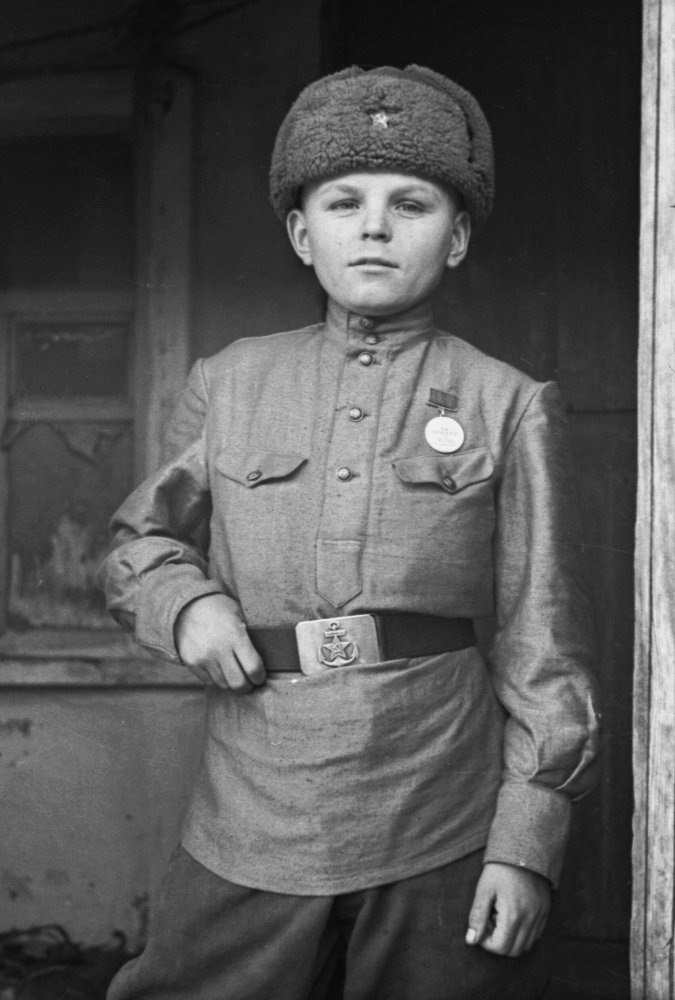 Женя Серёгин, 14 лет, награждён медалью «За отвагу», 1943 год, фото С. Н. Струнникова.