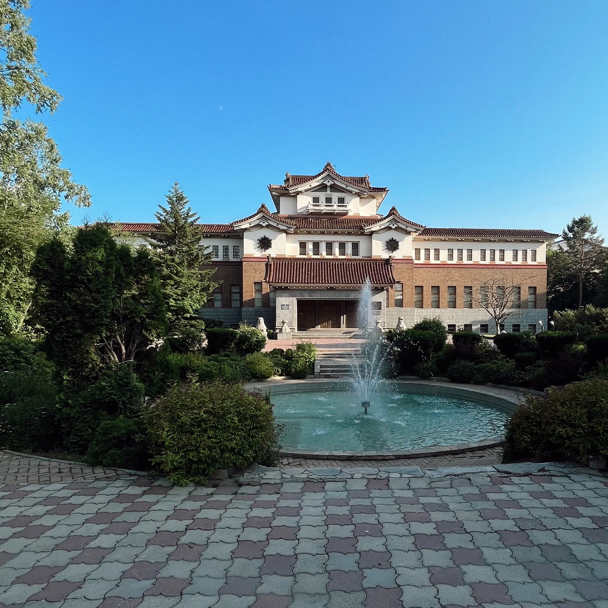 Сохранившееся со времен Японии здание - краеведческий музей. Фото автора