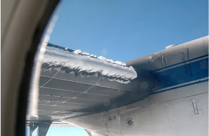 Лёд на передней кромке крыла самолёта. (Фонд безопасности полётов)