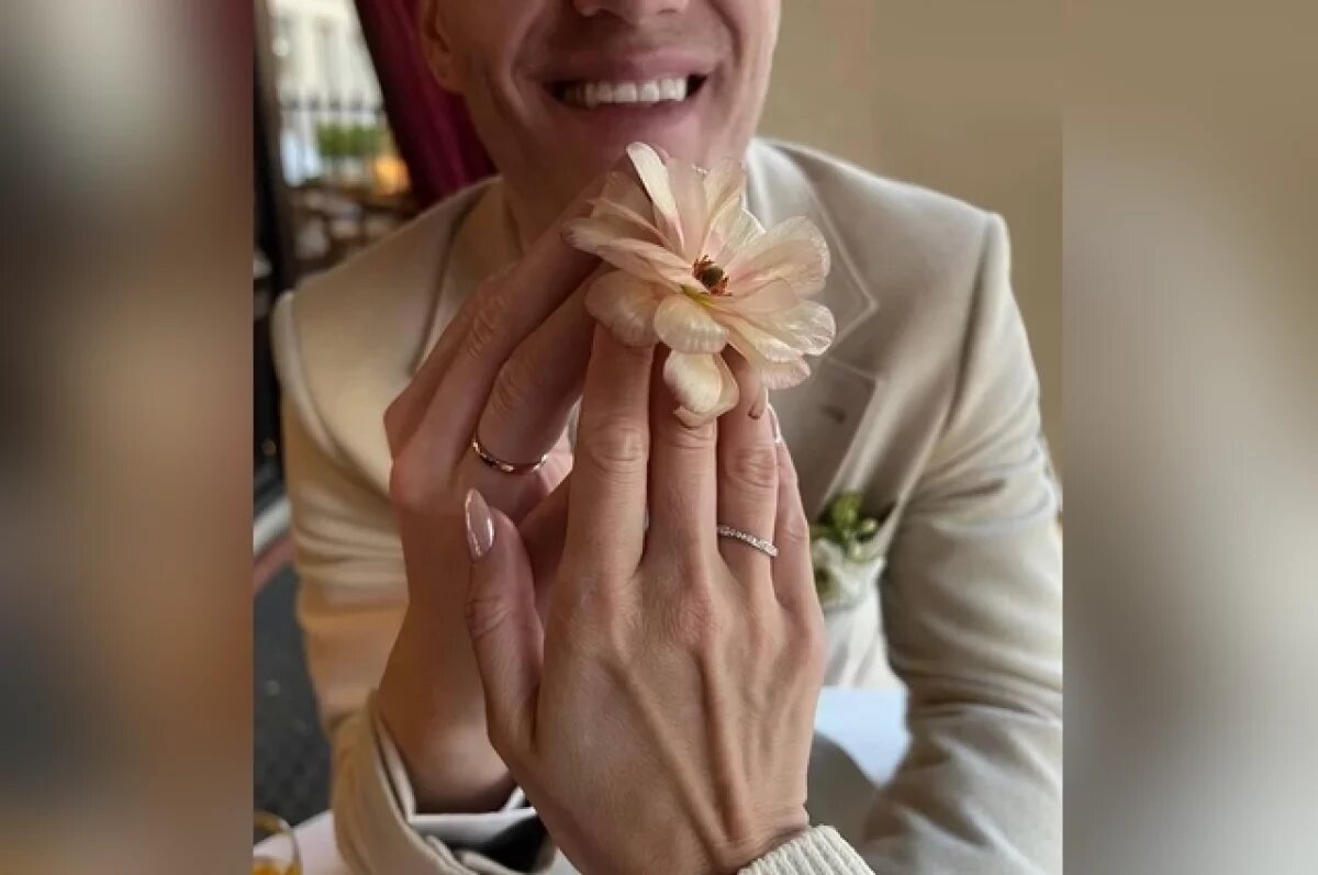    Оперная дива из Казани впервые показала фото обручальных колец и указала дату росписи — 15 апреля 2025 года.