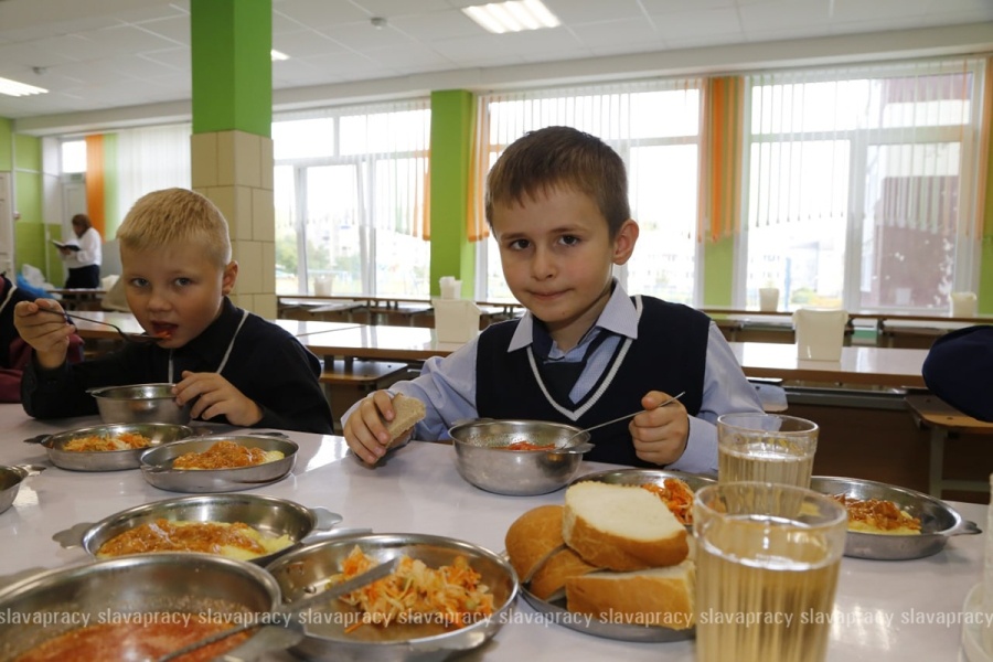     Никакого фастфуда: как корреспонденты "Слава працы" продегустировали блюда в школьной столовой