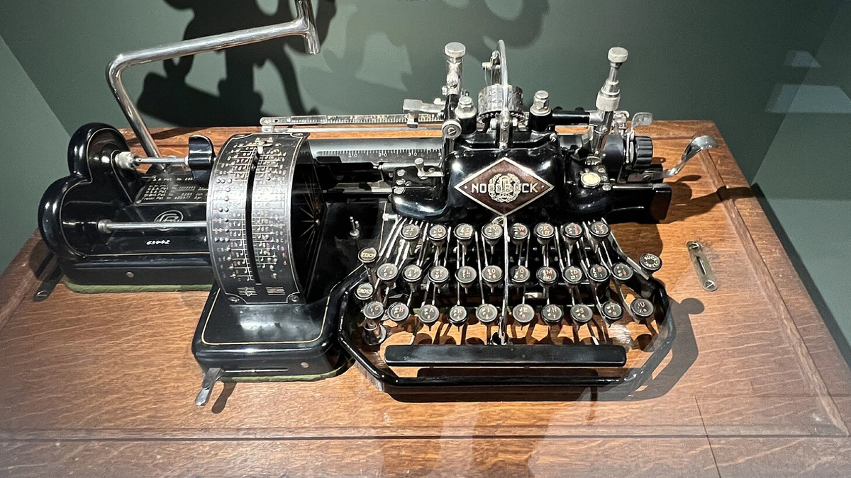     Фото: Wikipedia.org Немец Людвиг Массен добавил нотные знаки в специальный держатель обычной пишущей машинки Nocoblick