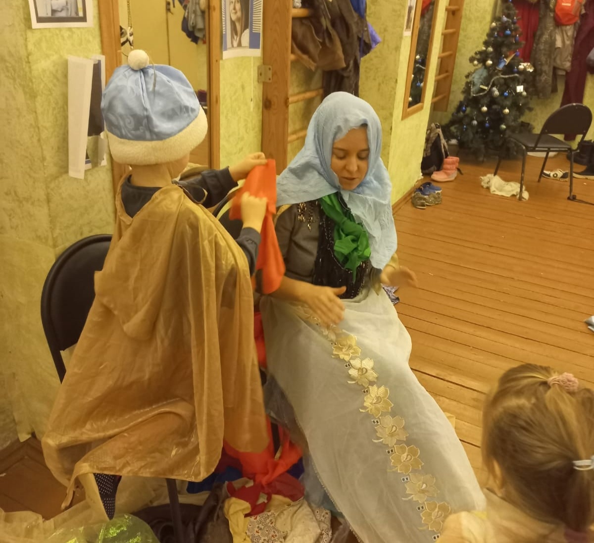 Фрагмент спектакля родителей с детьми в новогоднем семейном лагере