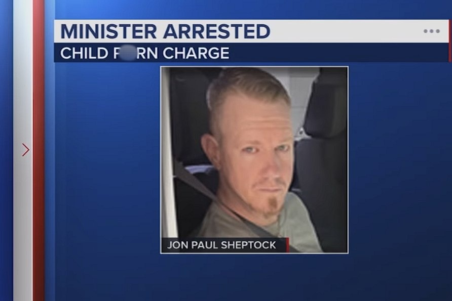 В своё время священник получал госнаграду из рук Дональда Трампа. Скриншот видео YouYube-канала ABC13 Houston