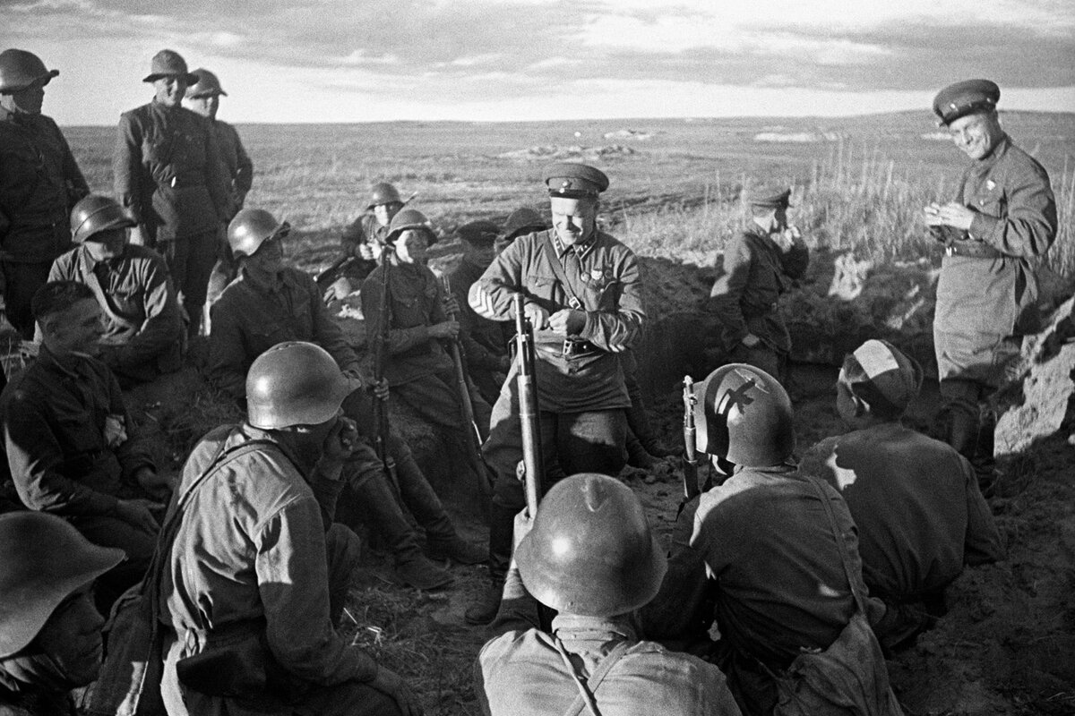 Жуков награждает солдат на Холкин Голе