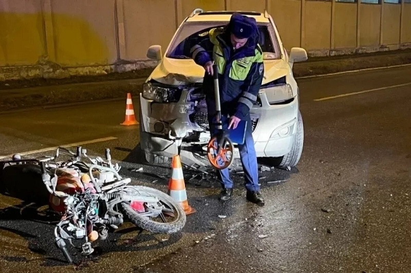 Поворачивая налево, автомобиль не пропустил движущийся прямо мотоцикл. Такие картины стали уже нередкостью на улицах наших городов.