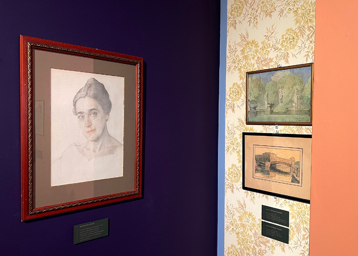 Портрет Надежды Добычиной кистью Константина Сомова и работы Анны Остроумовой-Лебедевой на выставке в KGallery. Фото автора.