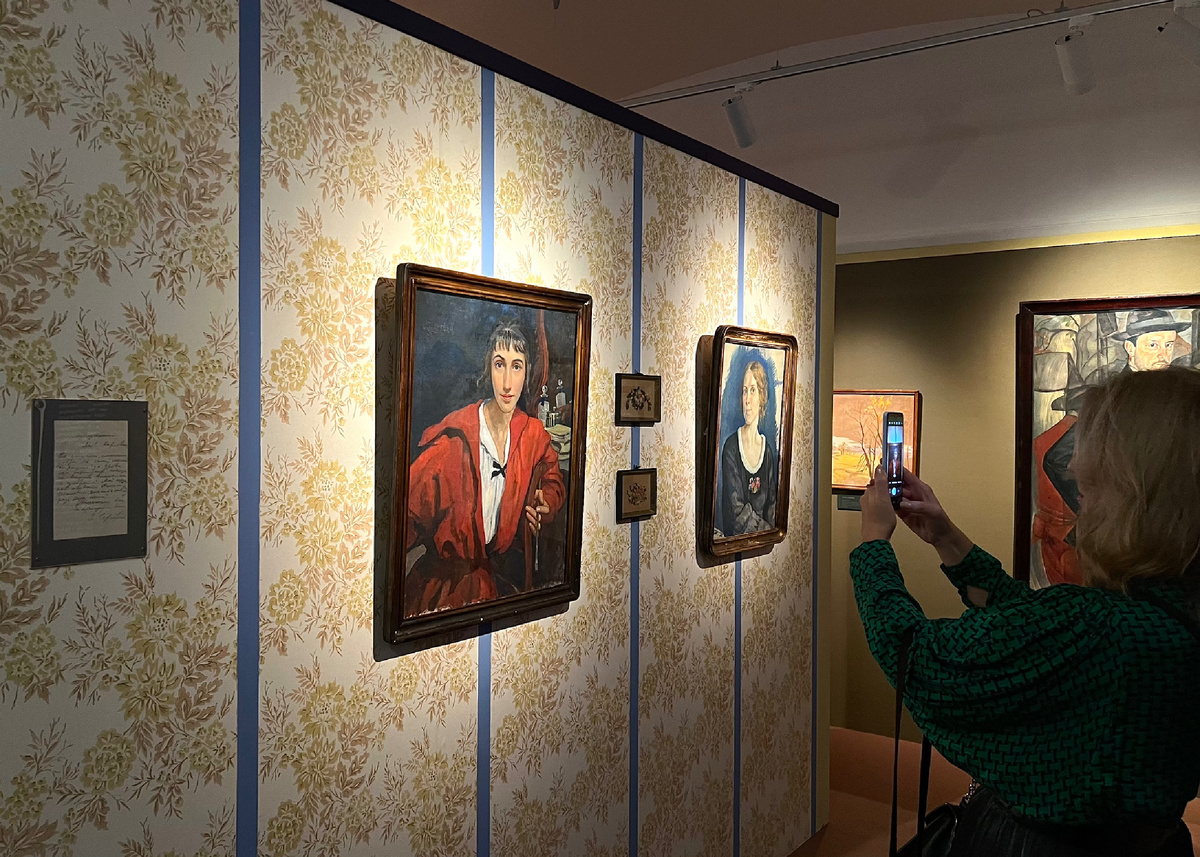Начало выставки и ее главная жемчужина - автопортрет Зинаиды Серебряковой. Фото автора. 