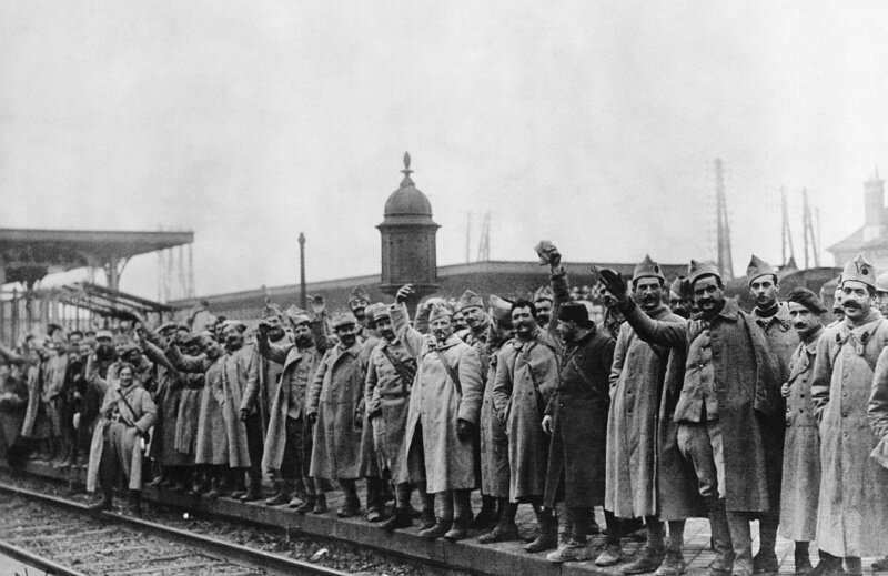 Война закончена. Живые празднуют. Павших поминают...