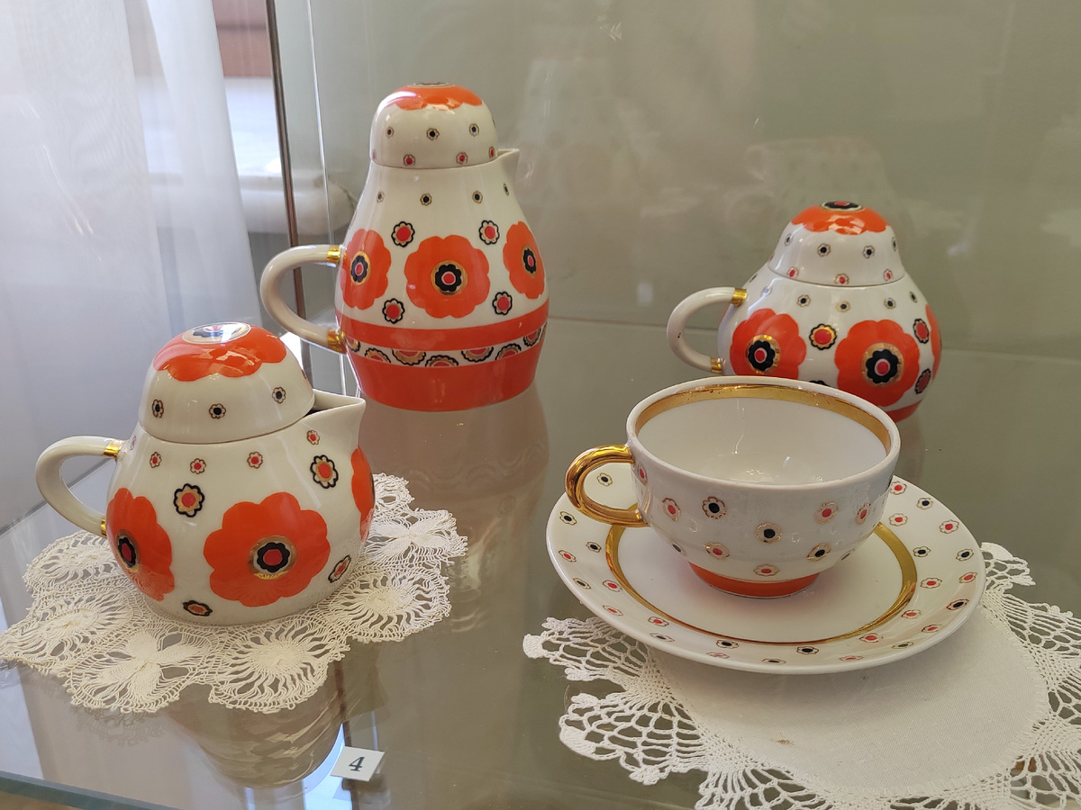 Чайный сервиз "Матрёшка". Фарфор. Краснодарский завод "Чайка". 1967 г. Краснодарский музей-заповедник им. Е.Д. Фелицына.