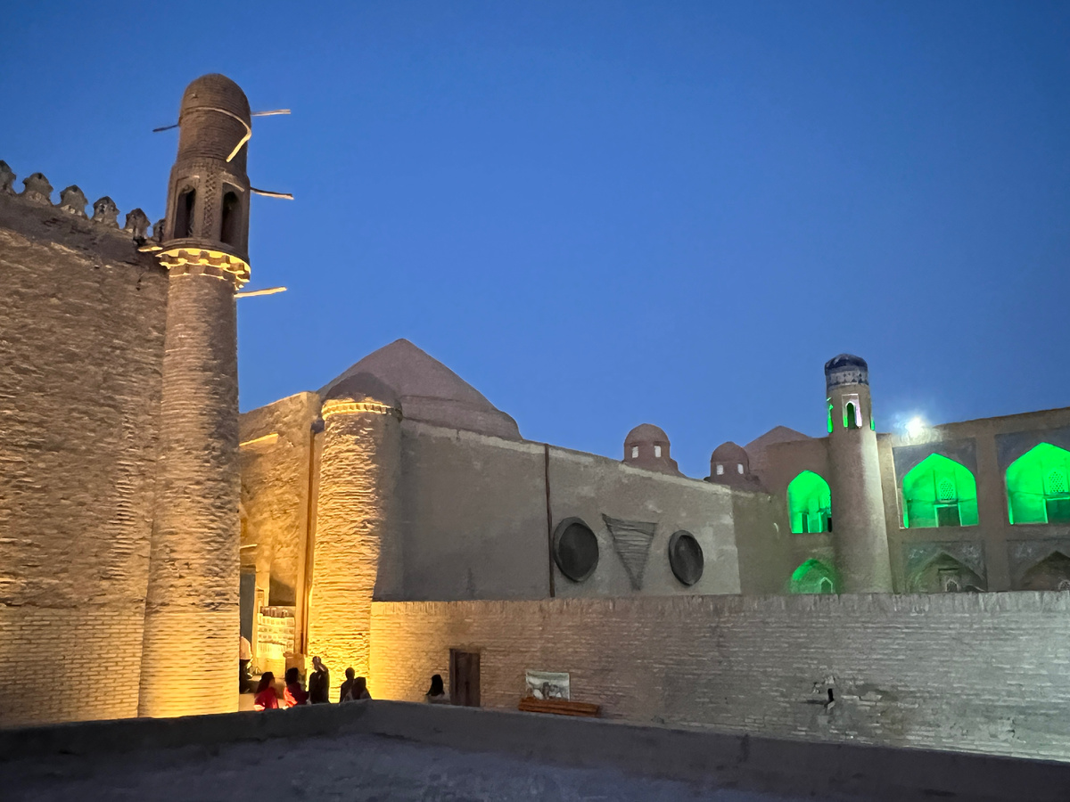 Внутри старого города Ичан-Кала вечером. Фото автора 