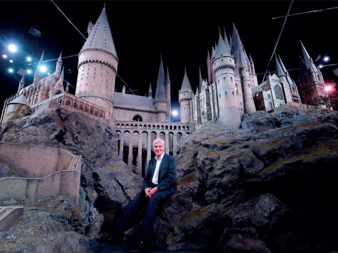 Стюарт Крейг возле миниатюры Хогвартса