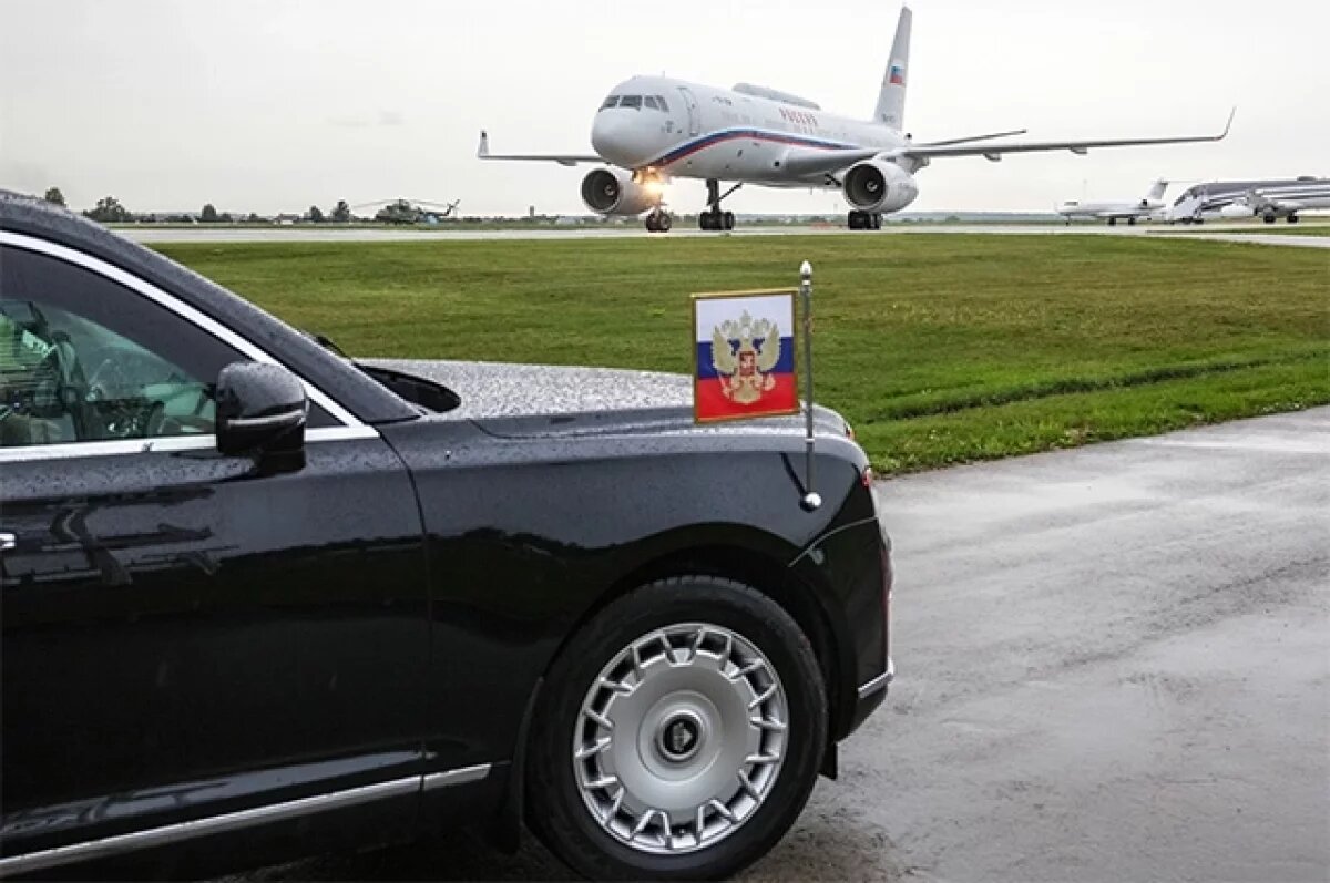    Кортеж и самолет президента РФ Владимира Путина.