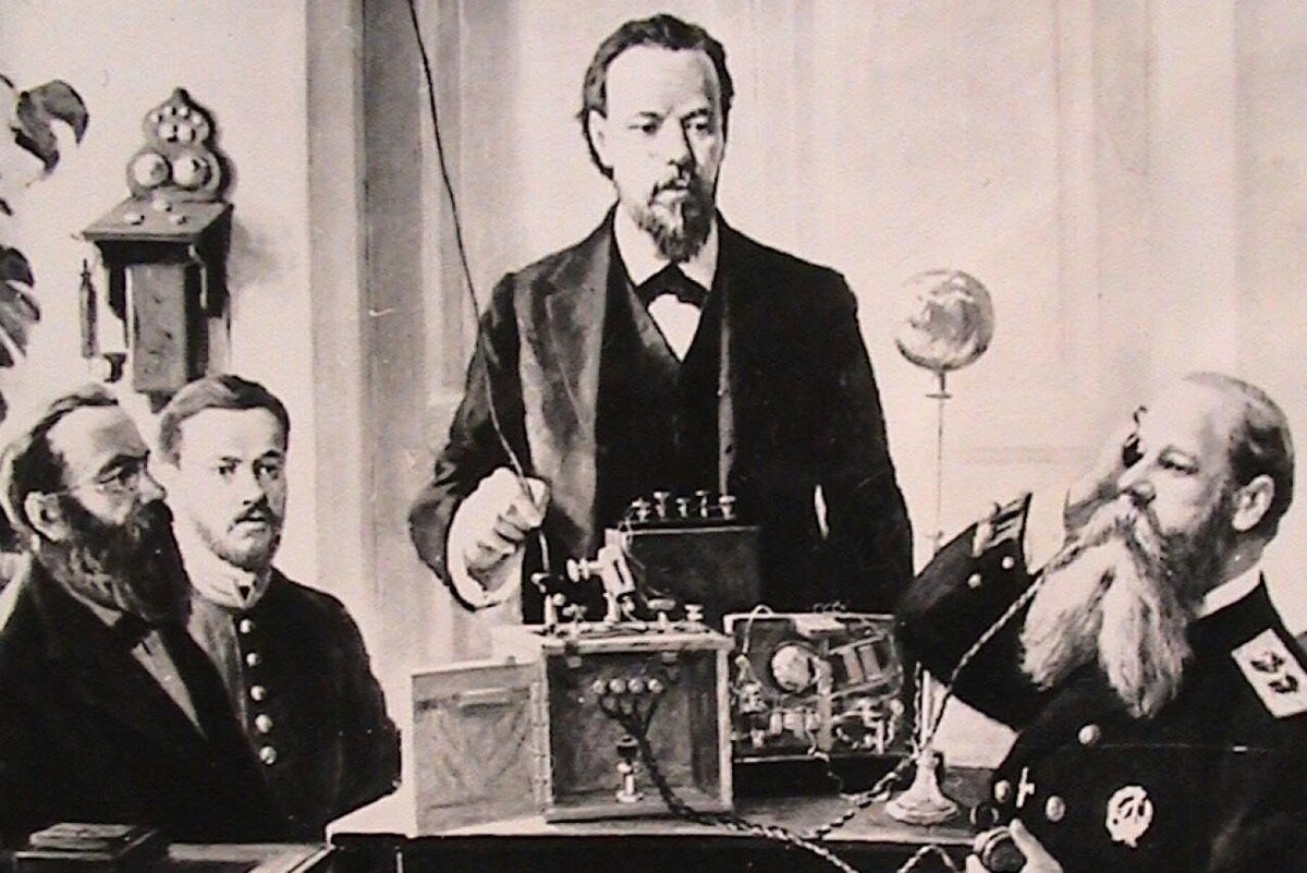 7 мая 1895 года Александр Попов продемонстрировал свой радиоприемник на заседании Русского физико-химического общества, что считается днём рождения радио. Он представил «Прибор для обнаружения и регистрирования электрических колебаний», способный передавать сигналы без проводов, прочитав при этом доклад «Об отношении металлических порошков к электрическим колебаниям»