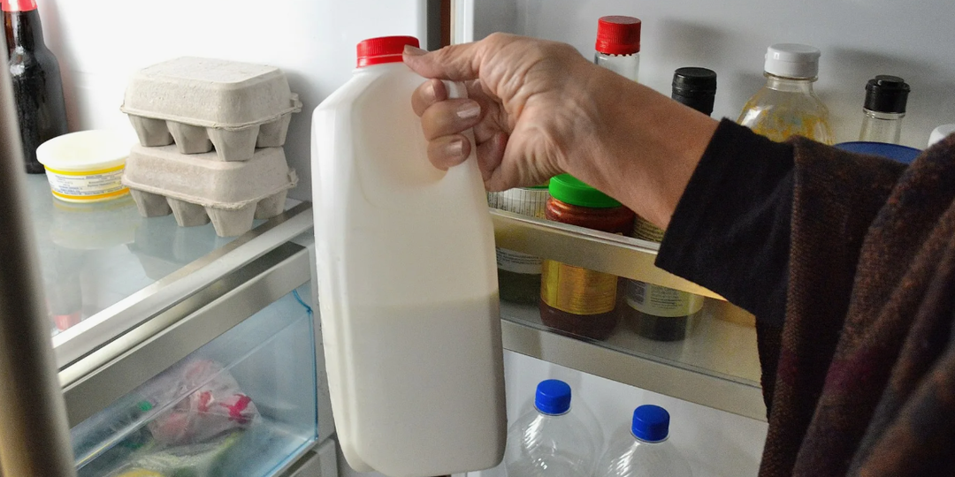 Почему нельзя хранить молоко в дверце холодильника: объяснение специалиста