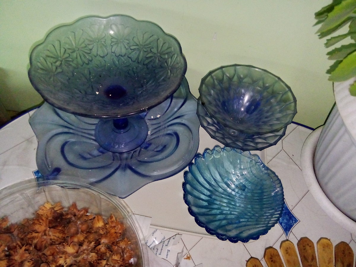 Пока "комплект" ждет своего часа на лоджии. Он там перекликается с покрытием журнального столика и даже тоже вроде "к месту")))