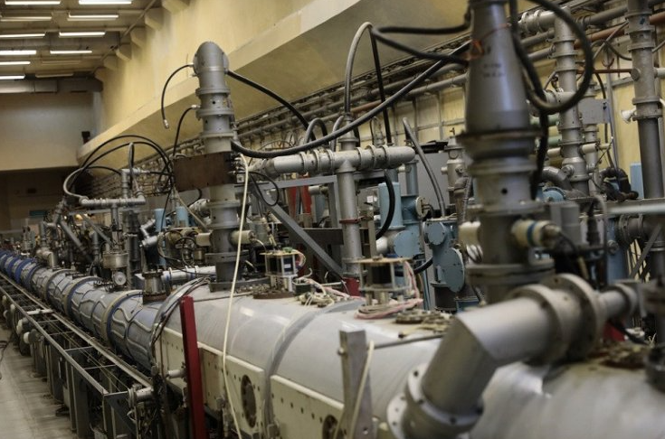 Линейный ускоритель протонов на энергию 30 МэВ с высокочастотной квадрупольной фокусировкой