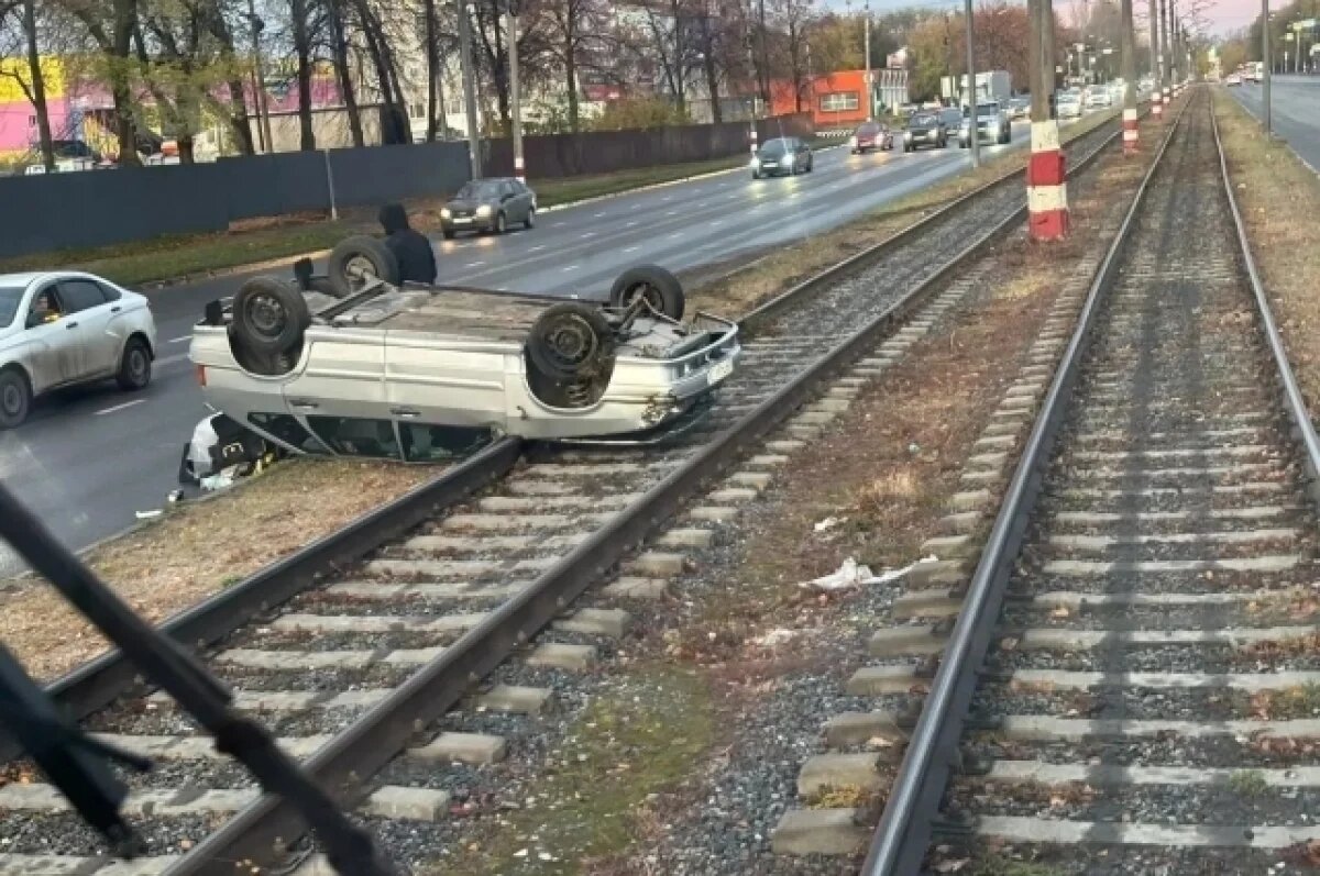    На трамвайных путях в Засвияжском районе опрокинулась легковушка
