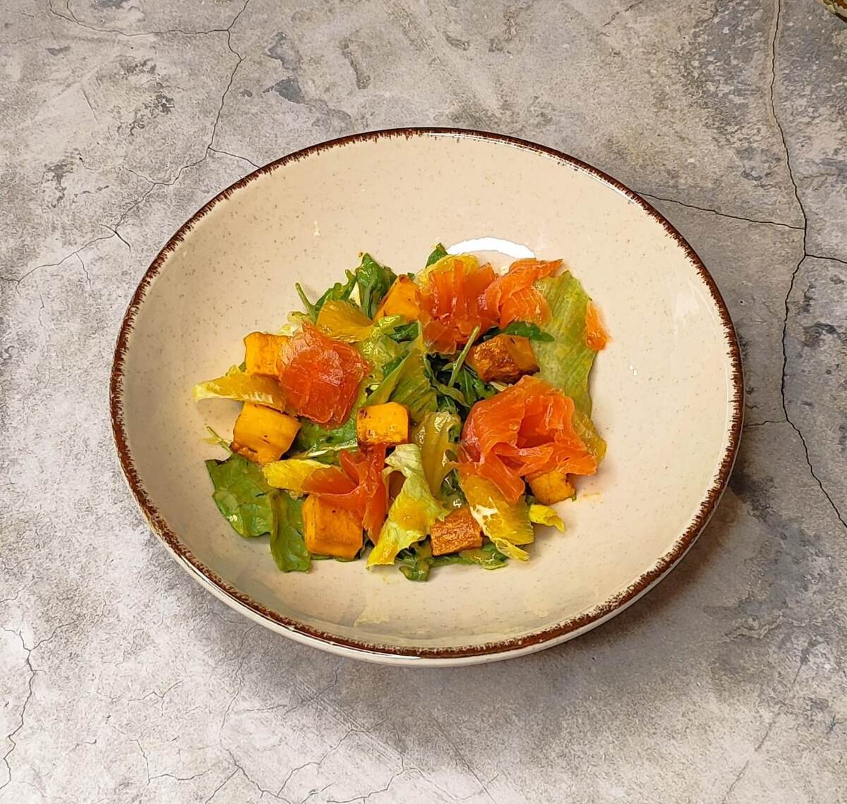 Салат с запеченной тыквой и слабосоленой форелью, Porta Rossa