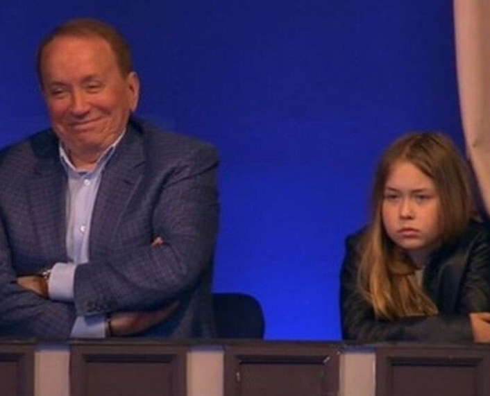 Таисию явно не веселило всё, что происходит на сцене. Фото: Первый канал