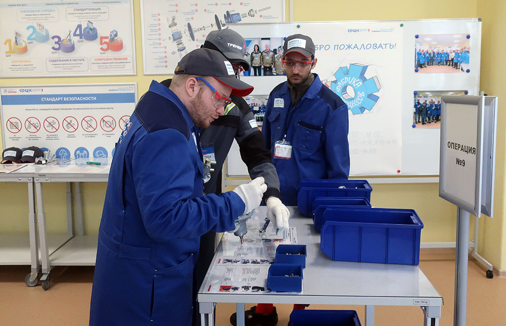    Студенты Лесотехнического техникума на "Фабрике процессов". Фото: "Республика" / Наталья Овсянникова