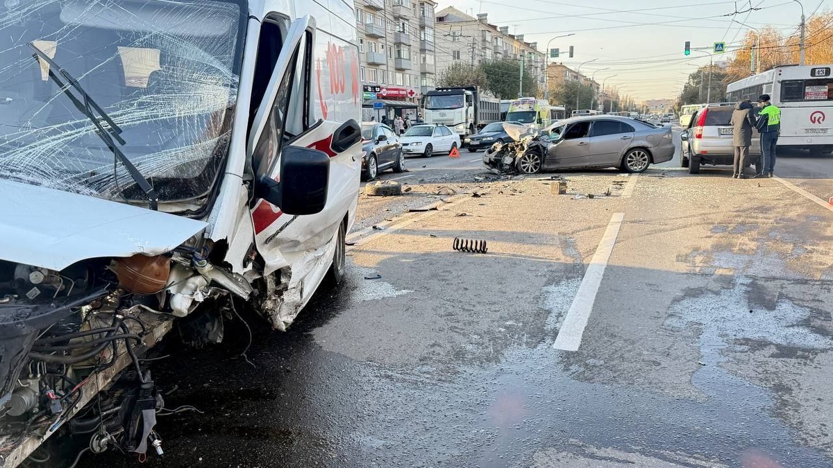     Три человека пострадали в аварии на Высотной в Красноярске