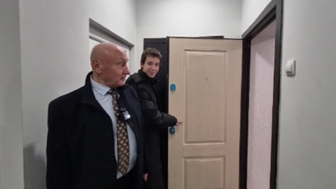    В Белоярском района вручили ключи от новой квартире юноше-сироте