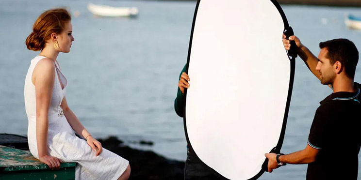 Отражатель — мастхэв для фотографа, который хотя бы изредка снимает портреты. Эта штука полезна и в студии, и при съёмках под открытым небом / Фото: digitalcameraworld.com