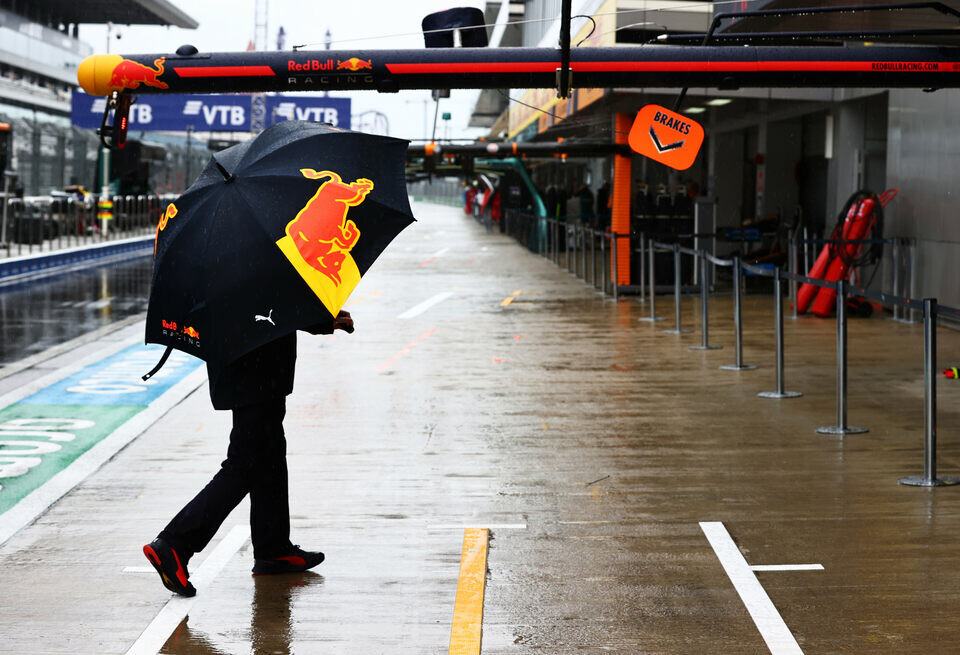    «Ну, ребят, серьезно?! Мы дождя боимся!» Экс-промоутер Гран При России раскритиковал Ф1Getty Images / Red Bull Content Pool