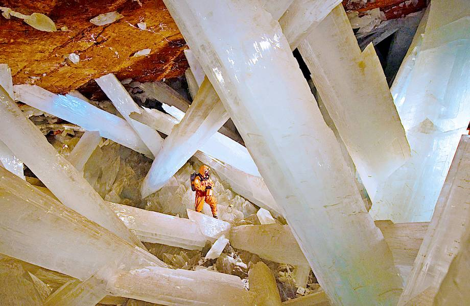 Пещера Кристаллов: гигантские кристаллы селенита (до 12 м) под землёй на глубине около 300 м; исследователь в костюме работает при температуре до 58°C, (источник: ciekawe.org)