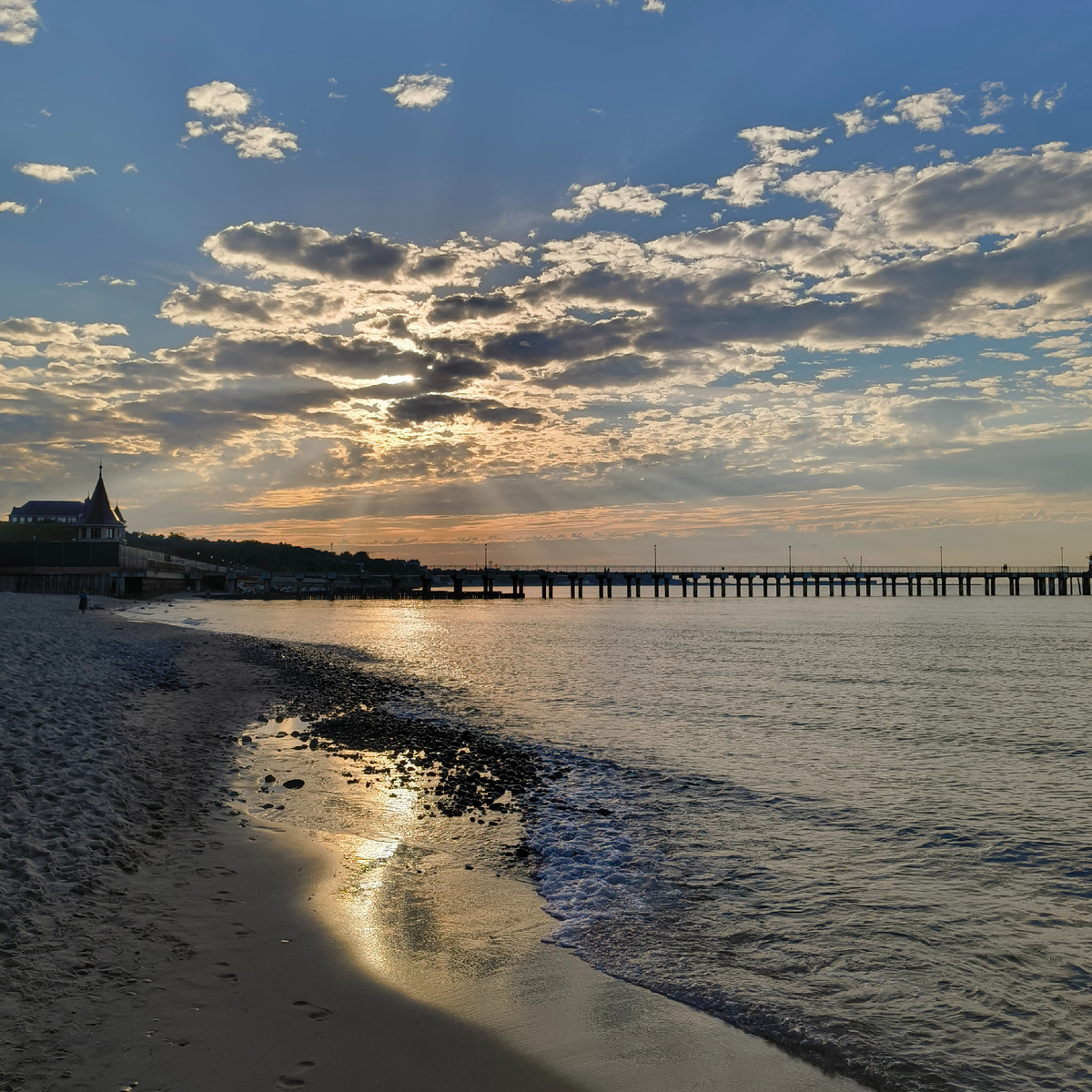 Закаты в Пионерском. А вот,кстати, слева на фотографии - башенка со шпилем - это и есть частичка Резиденции "Янтарь"