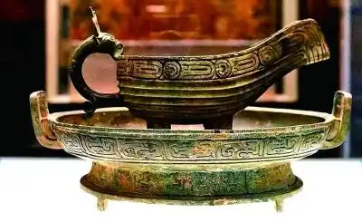 Древний набор для мытья рук: вверху - кувшин, внизу - чаша для использованной воды, над которой мыли руки. Baidu.com 