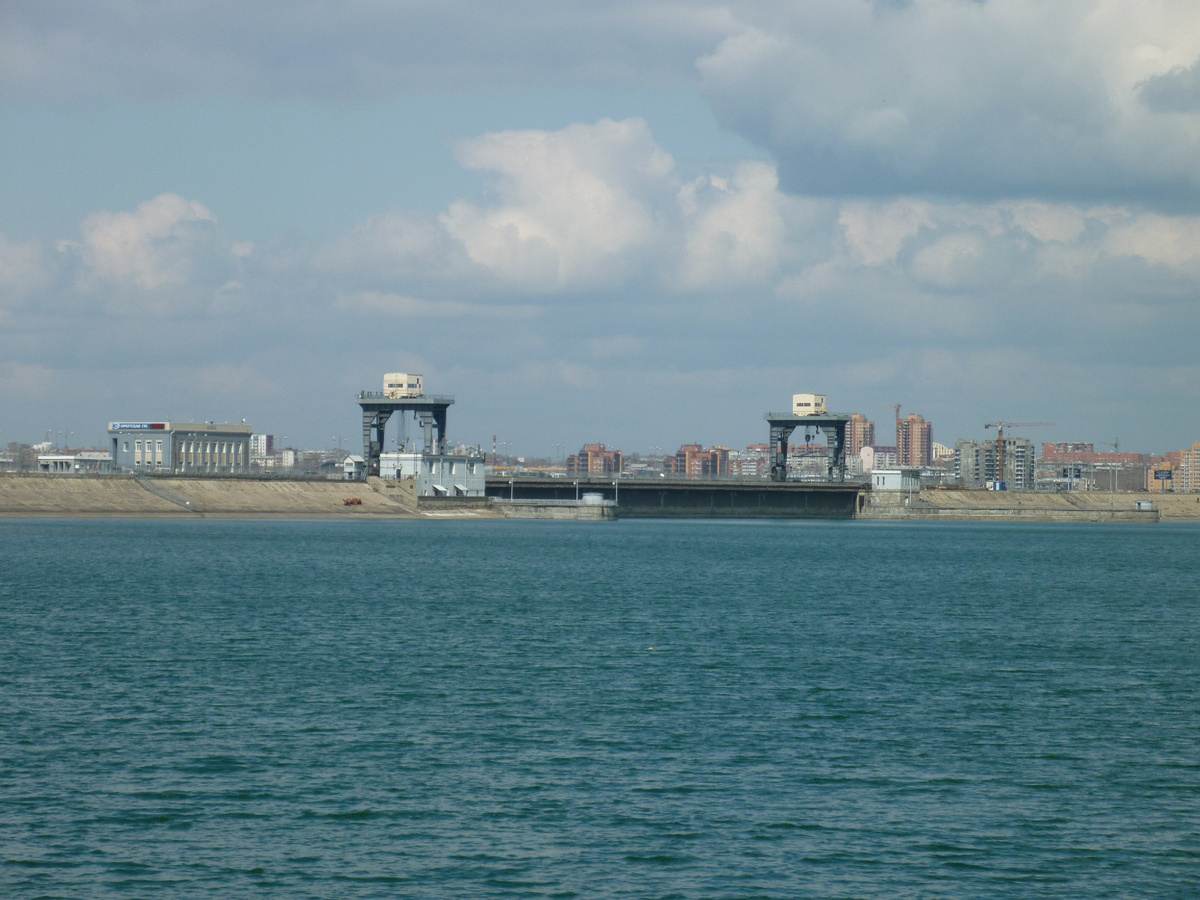 Иркутская ГЭС находится в черте города, что сказывается на работе станции. Так, максимальная пропускная способность гидроузла составляет 7040 кубометров в секунду, но на практике сбросы выше 6000 кубометров не допускаются, чтобы уберечь Иркутск от затопления. Фото Андрея Мужщинского